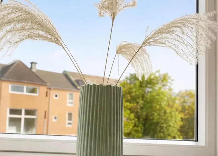 C - Light 2 - Sunny Balcony And Free Parking *